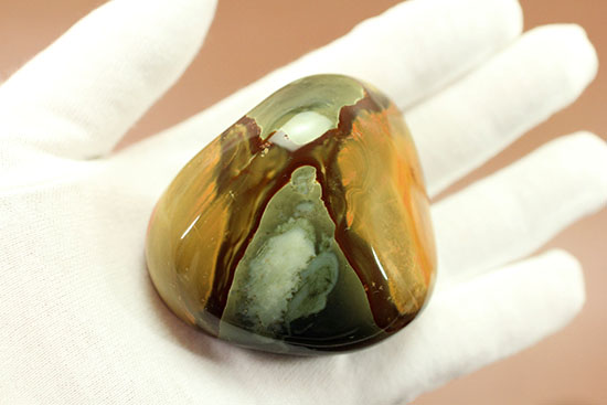 おにぎり型で手馴染みのよい形状。色彩豊かな鉱物、ポリクローム