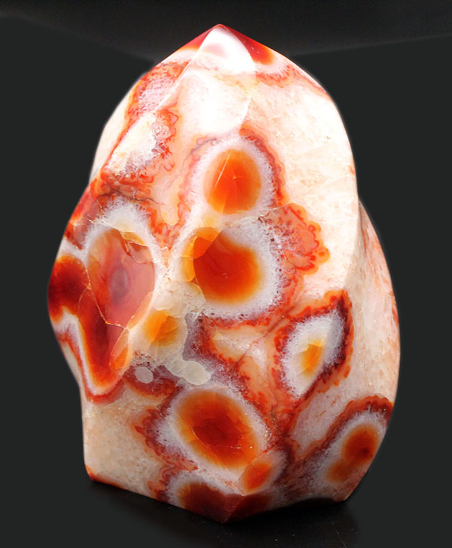 燃えるようなビッグサイズの玉髄、その名もフレーム・カーネリアン(Carnelian)。濃い赤に染まった巨大な紅玉髄。(その1)