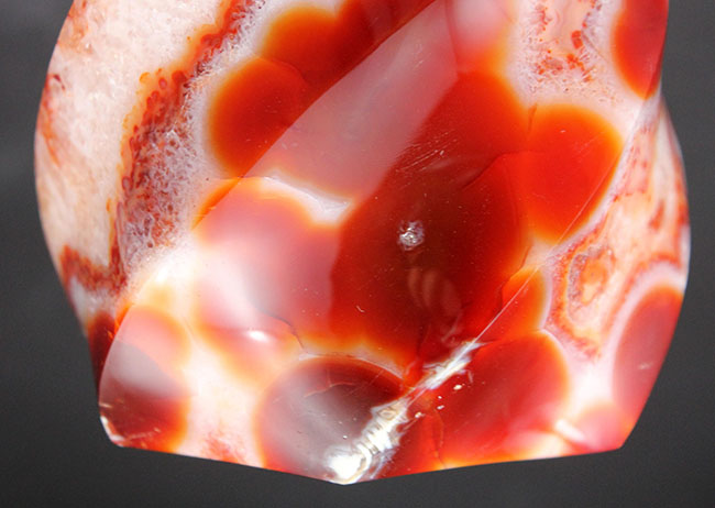 燃えるようなビッグサイズの玉髄、その名もフレーム・カーネリアン(Carnelian)。濃い赤に染まった巨大な紅玉髄。(その10)