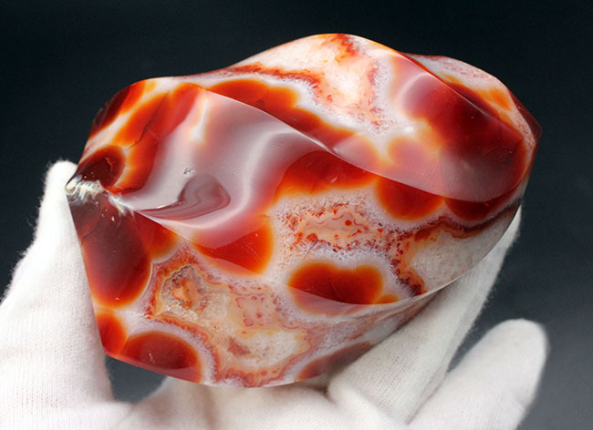 燃えるようなビッグサイズの玉髄、その名もフレーム・カーネリアン（Carnelian）。濃い赤に染まった巨大な紅玉髄。（その2）