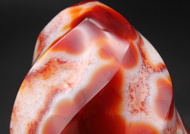 燃えるようなビッグサイズの玉髄、その名もフレーム・カーネリアン(Carnelian)。濃い赤に染まった巨大な紅玉髄。(その3)