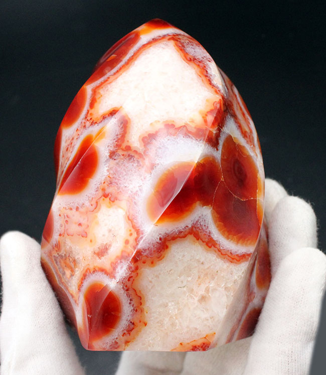 燃えるようなビッグサイズの玉髄、その名もフレーム・カーネリアン(Carnelian)。濃い赤に染まった巨大な紅玉髄。(その4)