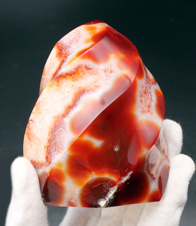 燃えるようなビッグサイズの玉髄、その名もフレーム・カーネリアン（Carnelian）。濃い赤に染まった巨大な紅玉髄。（その5）