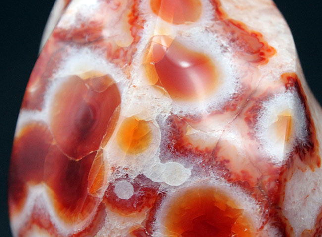 燃えるようなビッグサイズの玉髄、その名もフレーム・カーネリアン(Carnelian)。濃い赤に染まった巨大な紅玉髄。(その7)