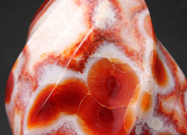 燃えるようなビッグサイズの玉髄、その名もフレーム・カーネリアン（Carnelian）。濃い赤に染まった巨大な紅玉髄。（その9）