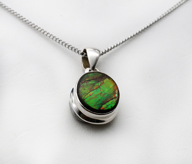 秋から春へダイナミックな変化！宝石アンモライト（Ammolite）を使ったペンダントトップ。金具はスターリングシルバー。チェーン、革紐、ジュエリーケース付き（その3）