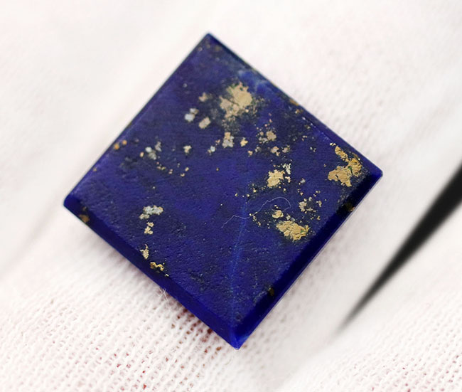名産地、アフガニスタン産の天然ラピスラズリ(Lapis lazuli)のスライス標本。レクタングルカット(その2)