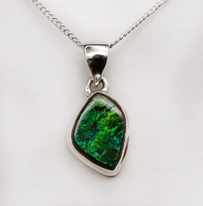 新緑の若葉のような若々しい色合いが素敵！カナダ・アルバータ地方でのみ発見される、生物起源の宝石、アンモライト（Ammolite）の原石を使ったペンダントトップ（チェーン、革紐、ジュエリーケース付き）（その4）