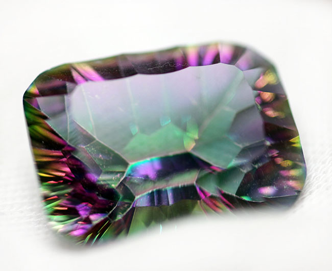 これから注目が高まるであろう、若い宝石、ミスティッククオーツ。その