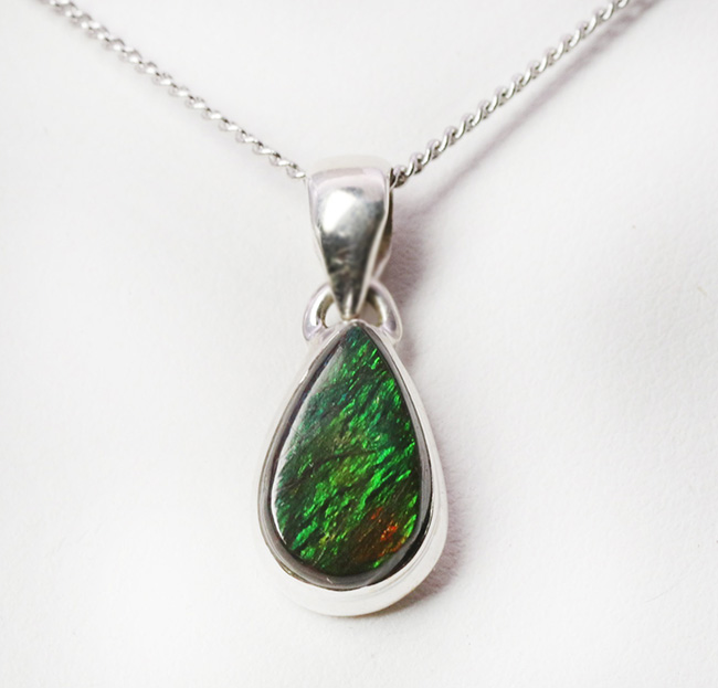 高い注目を集めている生物起源の宝石、アンモライト(Ammolite)が使われたペンダントトップ。金具はスターリングシルバー。チェーン、革紐、ジュエリーケース付き(その2)