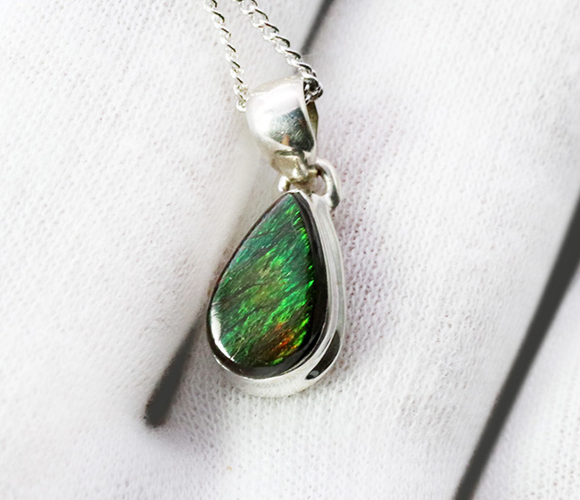 高い注目を集めている生物起源の宝石、アンモライト(Ammolite)が使われたペンダントトップ。金具はスターリングシルバー。チェーン、革紐、ジュエリーケース付き(その3)