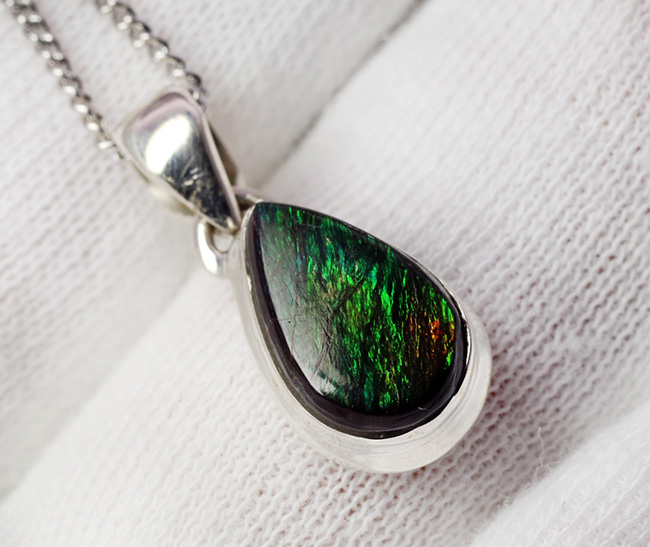 高い注目を集めている生物起源の宝石、アンモライト(Ammolite)が使われたペンダントトップ。金具はスターリングシルバー。チェーン、革紐、ジュエリーケース付き(その4)