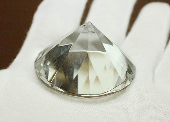 ダイアモンド風にカットされた水晶（クリスタル）（その10）