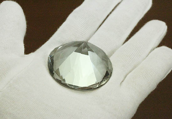 ダイアモンド風にカットされた水晶（クリスタル）（その4）