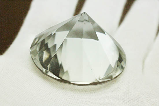ダイアモンド風にカットされた水晶（クリスタル）（その5）