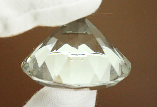 ダイアモンド風にカットされた水晶（クリスタル）（その8）