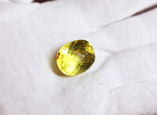 美しさを最大限まで引き出す宝石カット!バルト海産虫入りアンバー(琥珀)(その3)