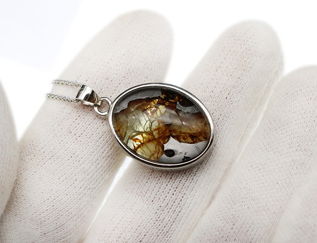 超希少　隕石 最も美しい隕石とされる、石鉄隕石、パラサイトを使ったペンダント