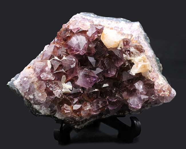 典型的な晶洞タイプ、紫色を呈する水晶、アメシストの原石（その1）