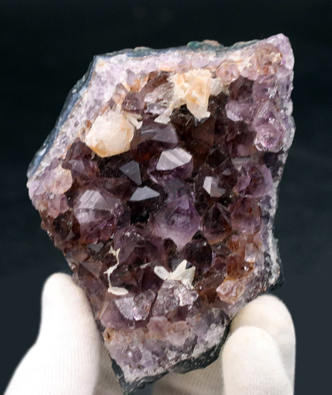 典型的な晶洞タイプ、紫色を呈する水晶、アメシストの原石（その2）
