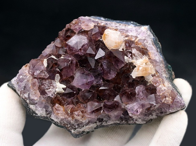 典型的な晶洞タイプ、紫色を呈する水晶、アメシストの原石（その4）