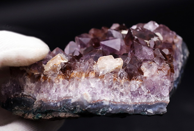 典型的な晶洞タイプ、紫色を呈する水晶、アメシストの原石(その5)