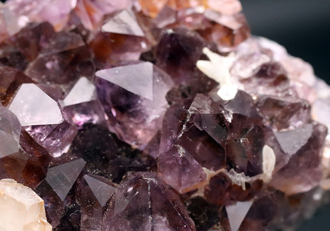 典型的な晶洞タイプ、紫色を呈する水晶、アメシストの原石(その6)