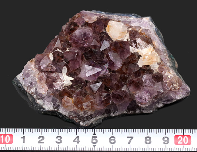 典型的な晶洞タイプ、紫色を呈する水晶、アメシストの原石（その8）