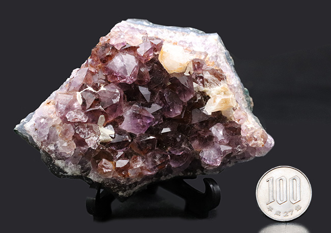 典型的な晶洞タイプ、紫色を呈する水晶、アメシストの原石（その9）