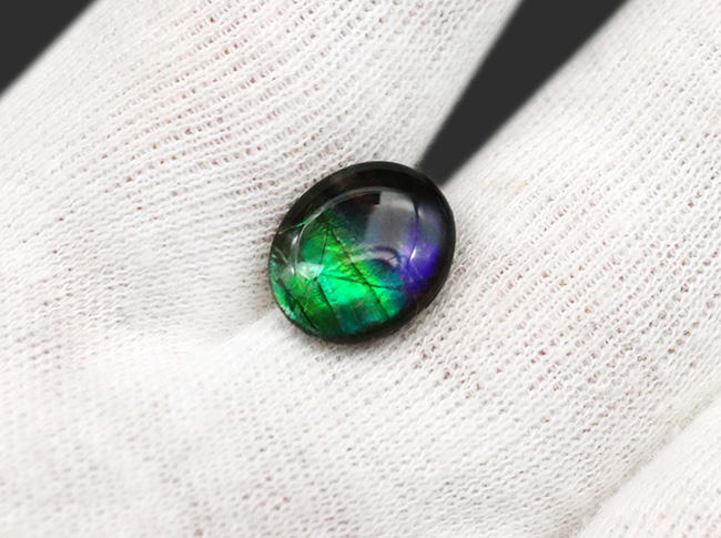 白亜紀からの贈り物！神秘的なブルーを呈する、宝石アンモライト（Ammolite）のピンブローチ（その2）