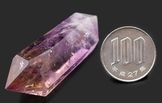 ボリビア産の天然鉱物、アメトリン（Ametrine）。シトリンとアメシストが半々含まれた珍しい標本（その6）