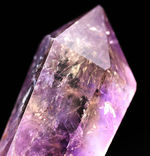 ボリビア産の天然鉱物、アメトリン（Ametrine）。シトリンとアメシストが半々含まれた珍しい標本