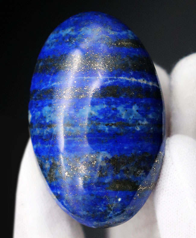１００％ナチュラル！古代の王侯貴族が愛した、美しきブルーを呈する鉱物、ラピスラズリ（Lapis lazuli）の天然のカボションです。高品位で知られるアフガニスタン産（その2）