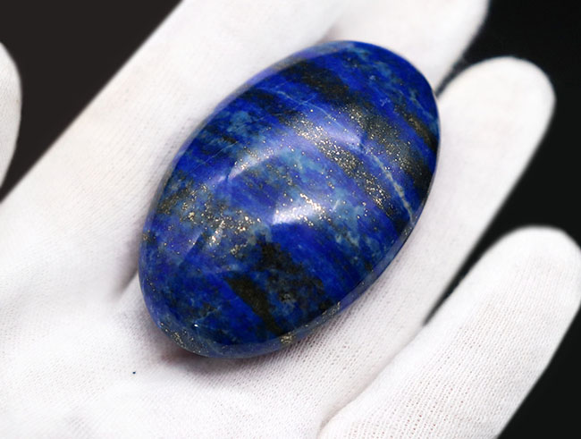 １００％ナチュラル！古代の王侯貴族が愛した、美しきブルーを呈する鉱物、ラピスラズリ（Lapis lazuli）の天然のカボションです。高品位で知られるアフガニスタン産（その4）