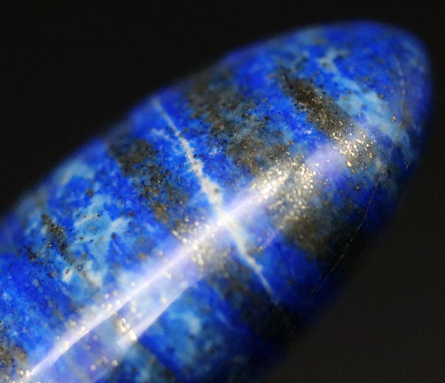 １００％ナチュラル！古代の王侯貴族が愛した、美しきブルーを呈する鉱物、ラピスラズリ（Lapis lazuli）の天然のカボションです。高品位で知られるアフガニスタン産（その6）