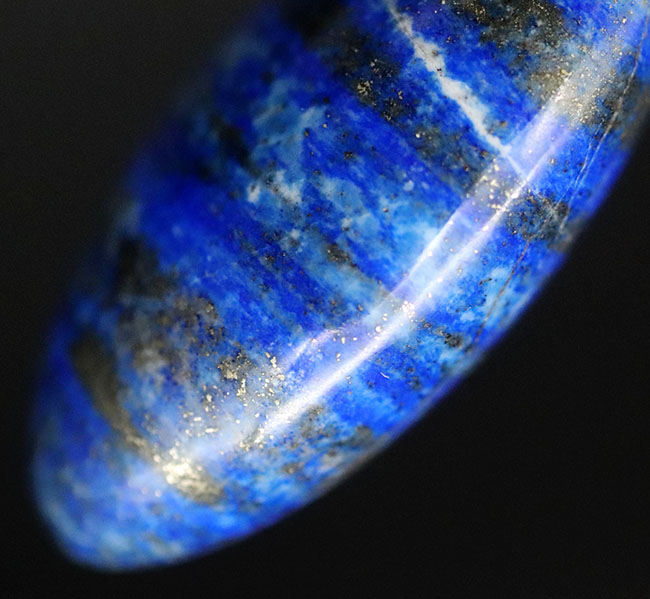 １００％ナチュラル！古代の王侯貴族が愛した、美しきブルーを呈する鉱物、ラピスラズリ（Lapis lazuli）の天然のカボションです。高品位で知られるアフガニスタン産（その7）