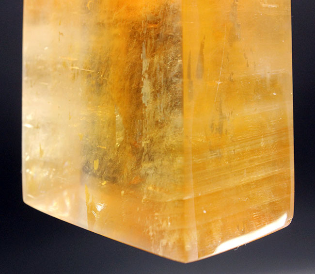 珍しい黄色の方解石の大型標本。通称、ハニーカルサイト（Calcite）
