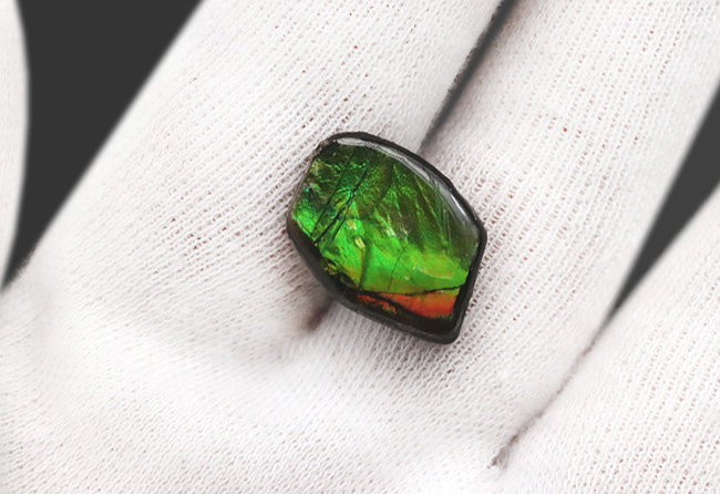 個性的なアイテム!鮮やかなグリーンを呈するアンモライト(Ammolite)の原石を使ったピンブローチ(その3)