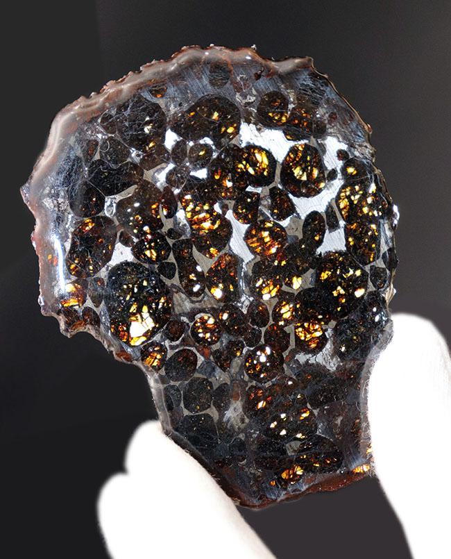 宇宙が作り出した宝石！。透明度が高い状態の良いかんらん石を多数含む、ケニア産のパラサイト隕石（本体防錆処理済み）（その1）