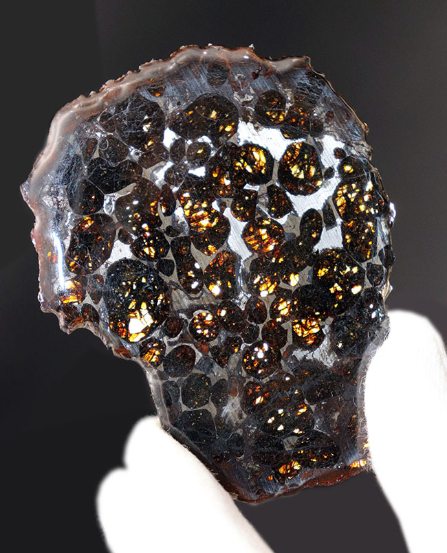 宇宙が作り出した宝石!。透明度が高い状態の良いかんらん石を多数含む、ケニア産のパラサイト隕石(本体防錆処理済み)(その1)