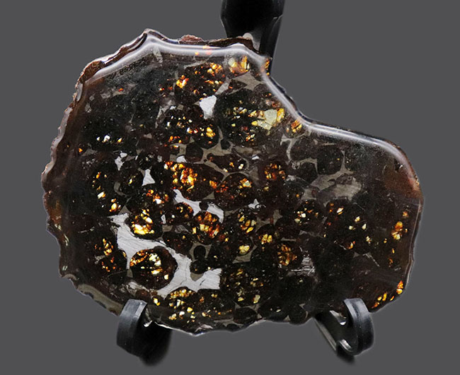 宇宙が作り出した宝石！。透明度が高い状態の良いかんらん石を多数含む、ケニア産のパラサイト隕石（本体防錆処理済み）（その2）