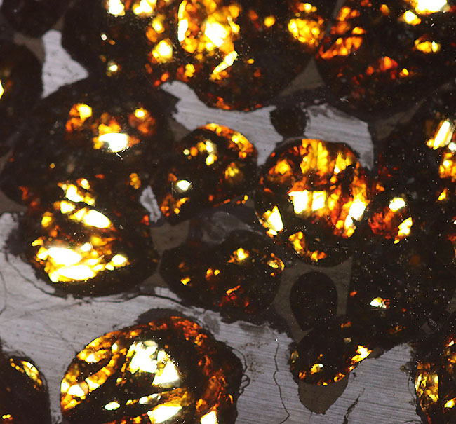 宇宙が作り出した宝石！。透明度が高い状態の良いかんらん石を多数含む、ケニア産のパラサイト隕石（本体防錆処理済み）（その4）