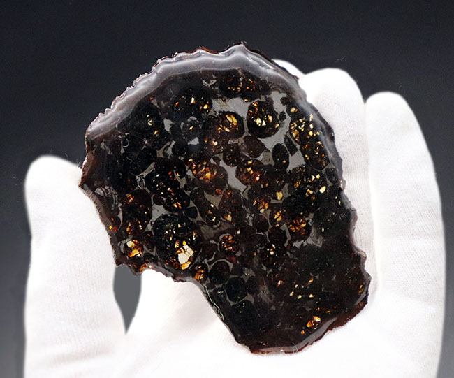 宇宙が作り出した宝石!。透明度が高い状態の良いかんらん石を 宇宙が作り出した宝石!。透明度が高い状態の良いかんらん石を