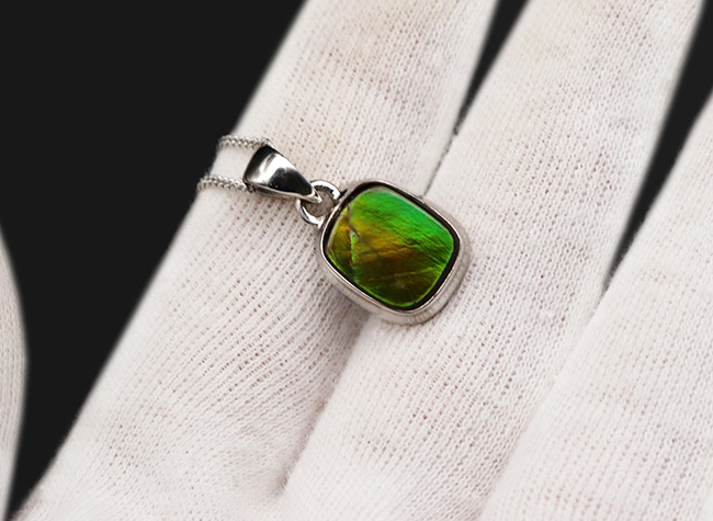 ハイクオリティ!目のさめるような非常に美しいアンモライト(Ammolite)を使ったペンダントトップ。(チェーン、革紐、ジュエリーケース付き)(その4)
