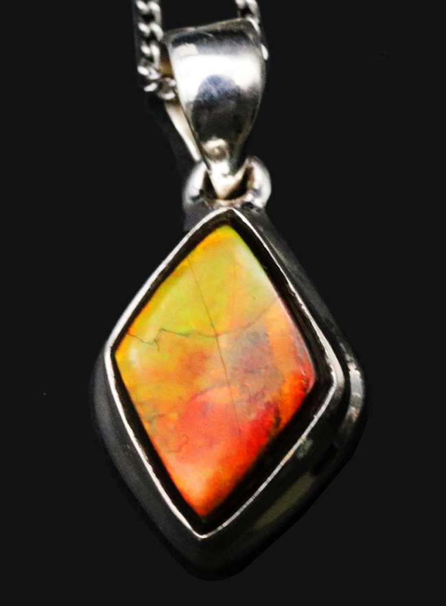 オレンジからグリーンへの劇的な変化にご注目！宝石、アンモライト（Ammolite）を使ったペンダントトップ。金具はスターリングシルバー。チェーン、革紐、ジュエリーケース付き（その1）