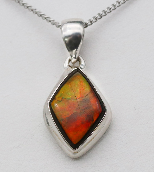 オレンジからグリーンへの劇的な変化にご注目！宝石、アンモライト（Ammolite）を使ったペンダントトップ。金具はスターリングシルバー。チェーン、革紐、ジュエリーケース付き（その3）