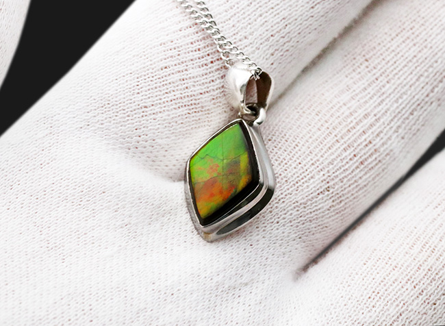 オレンジからグリーンへの劇的な変化にご注目！宝石、アンモライト（Ammolite）を使ったペンダントトップ。金具はスターリングシルバー。チェーン、革紐、ジュエリーケース付き（その4）