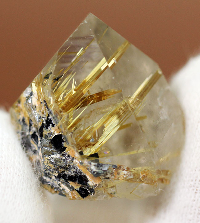 理想的な割合でルチルを含有したゴールデンルチルクオーツの天然結晶（その1）