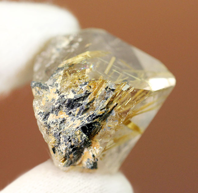 理想的な割合でルチルを含有したゴールデンルチルクオーツの天然結晶（その3）