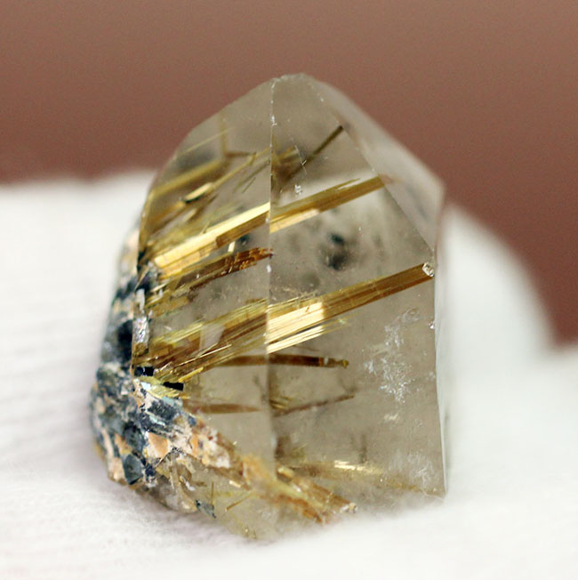 理想的な割合でルチルを含有したゴールデンルチルクオーツの天然結晶